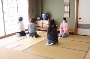 茶道を体験している子ども