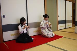 お菓子を食べている子ども