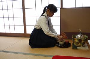 お茶を点てている子ども