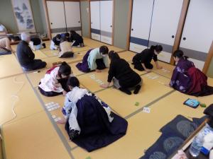 かるたに挑戦する子ども達