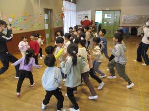 踊っている写真