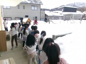 豆まきをしている写真