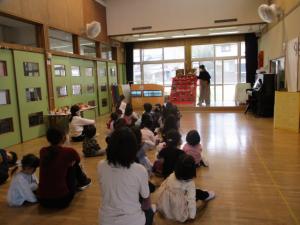 ひな祭りの話を聞いている写真