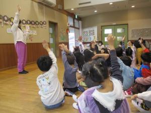 クイズの答えが分かって手をあげている写真