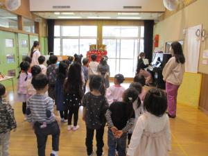 歌っている写真