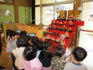 雛飾りを見ている写真