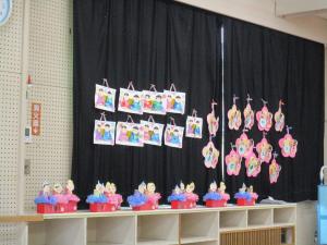 カーテンに付けられた飾り(左から)