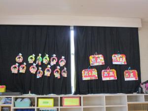 カーテンに付けられた飾り(正面から)