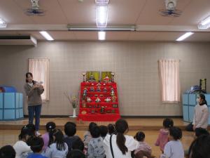 ひなまつりについてのお話を聞いています