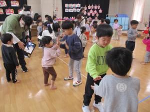 異年齢の友達と踊っています