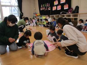 ひよこ組が模様を付けています