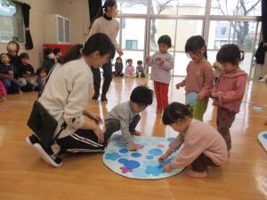 りす組が模様を付けています