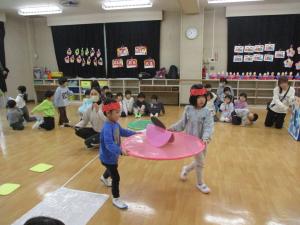 おひなさま運びをしている女児