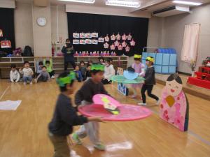 おひなさま運びをしている男児