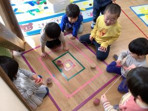 こまで遊んでいる画像