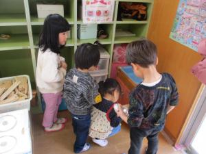 キラキラボールを探している写真