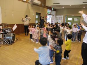 コンサートで歌ったり踊ったりしている写真