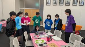 立って設定を話し合う参加者の画像
