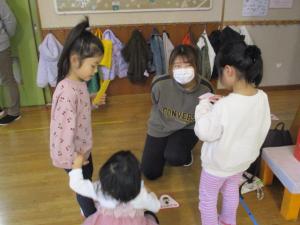 保育士に質問をしている写真