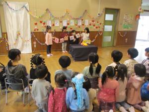 とんぼ組が手品をしている写真