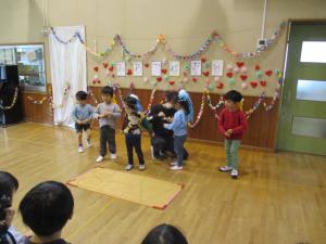 糸引きコマを披露している写真