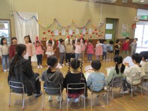 ざりがに組に向けて「ありがとうの花」を歌っている写真