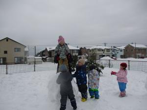 雪玉の上に乗っている画像