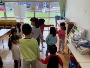 さくらんぼ組、もも組のみんなは動物のカードを探しています