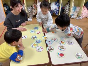 かるたをしている画像