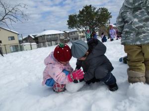 雪だるまをつくっている画像
