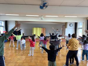 踊りを踊っています