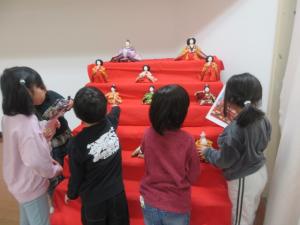 ひな壇の飾りつけをしています