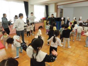 鬼の踊りを踊っている様子