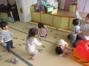 豆入れゲームをする様子