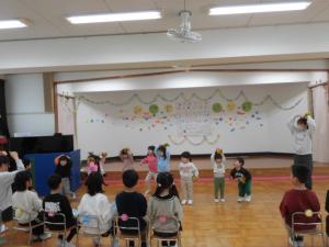 もも組が踊っています