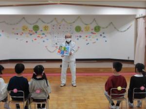 保育キーパーが手品をしています