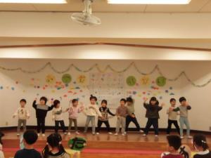 いちご組が踊っています