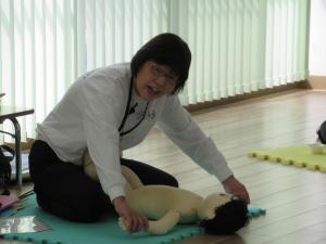 手の心地よさを話しながら、人形に優しくマッサージをしています