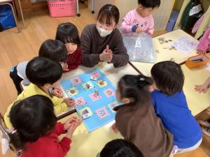 すごろくを楽しんでいる画像