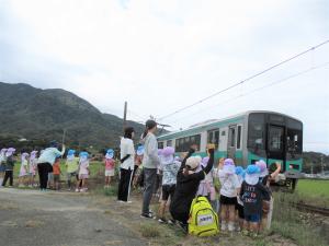 お散歩で電車を見ている写真