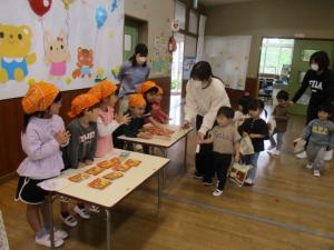 お菓子屋さんごっこをしています