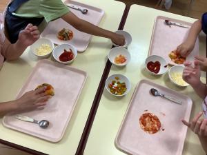 ピザを作っている