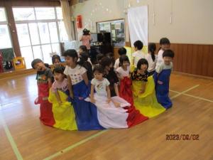 運動会ごっこをしています