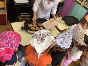 ピザを焼いているところを見ている