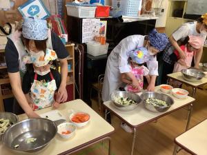 包丁での調理に挑戦している