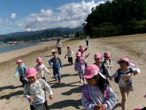 松原の海で遊んでいます