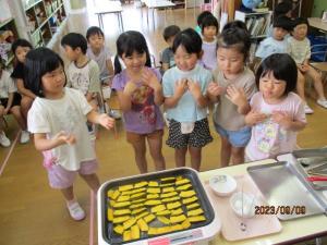 かぼちゃを焼いているところを見ています