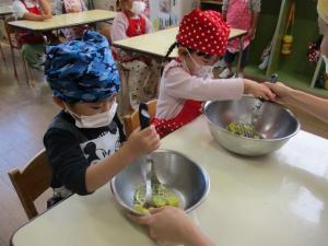 さつまいも入りホットケーキを作っています