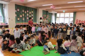 ひな祭りの歌を歌っています