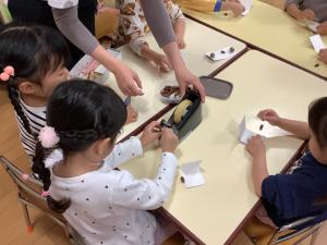 どんぐりを使って楽器をつくる画像